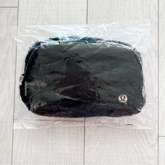 Lululemon limited edition black plush fleece belt bag - Picture 4 of 16